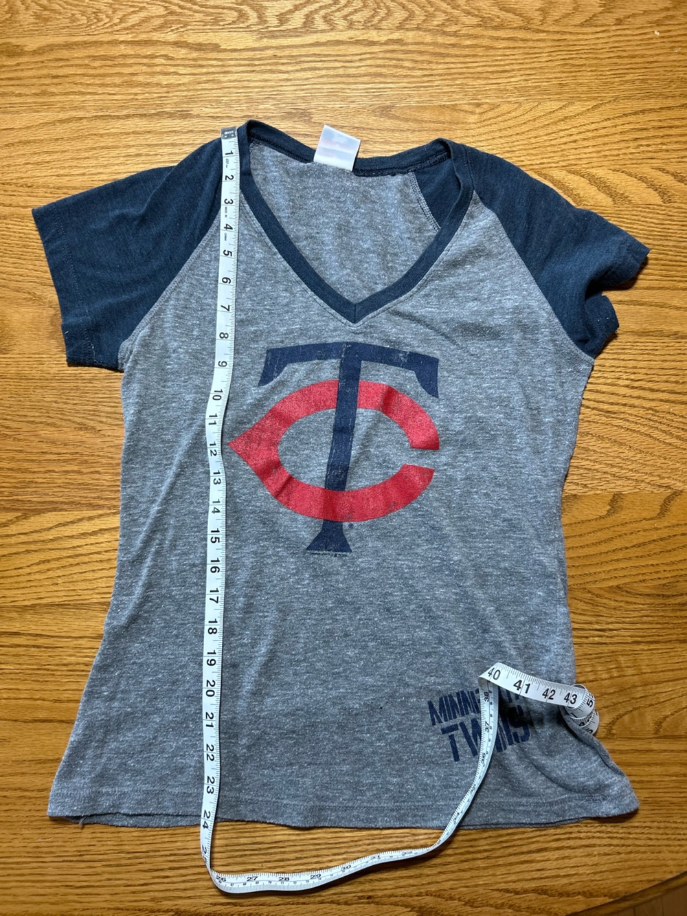 Women’s Minnesota Twins Gray & Navy V‑Neck  Size S/M? - Picture 6 of 6